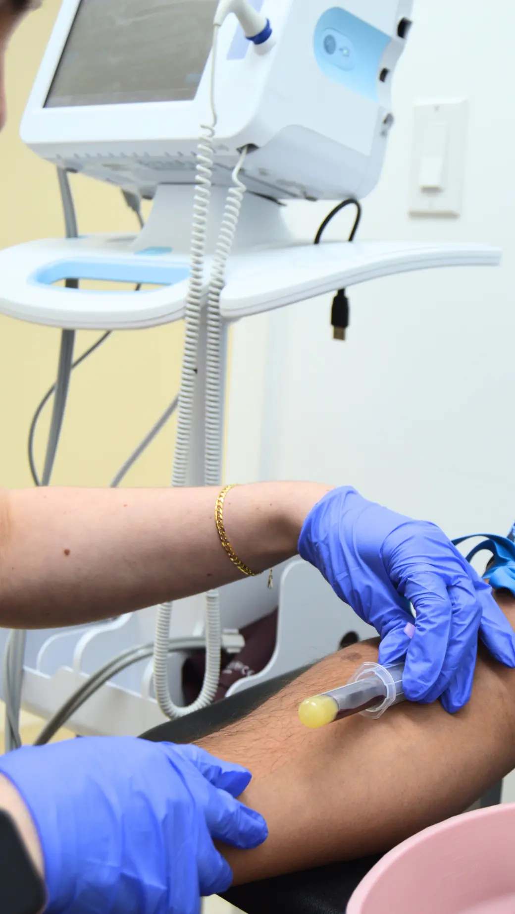 doctora realizando exámenes médicos generales 